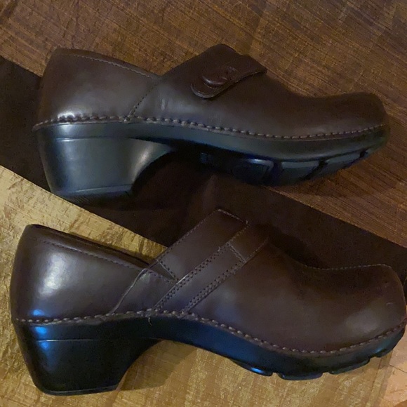 Women’s Dansko Brown Clog with side buttons - Picture 5 of 7